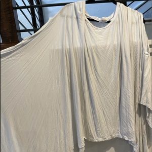 White over sized blouse with wide sleeves